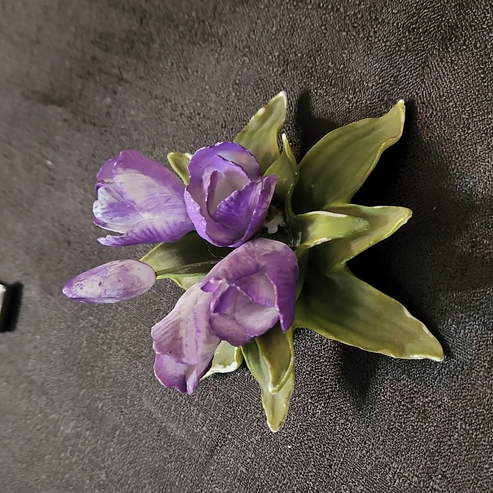 VINTAGE PORCELAIN FLOWER GROUP ON THE LEAFS.
